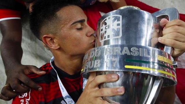 Reinier Jesus con un trofeo. Foto: Instagram (@reinier.jesus)