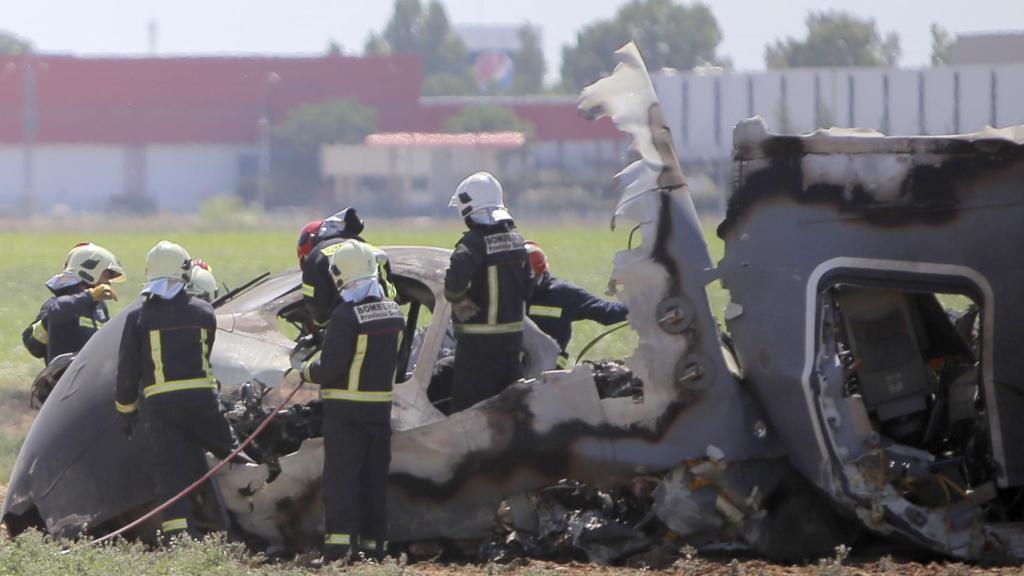 Bomberos trabajando en el lugar en el que un A400M, durante un vuelo de pruebas en Sevilla, se estrelló frente a la factoría de AIRBUS. 9 de mayo de 2015.