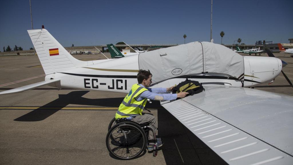 El piloto tiene 35 años pero acumula cientos de horas de vuelo.