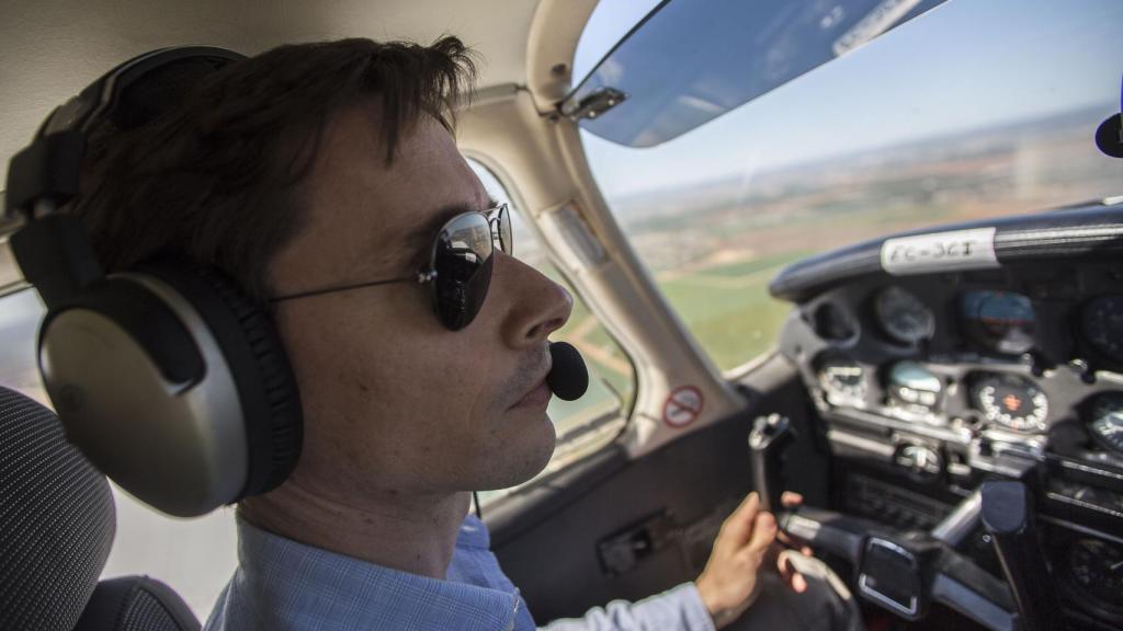 José Luis a los mandos de un Piper PA-28, un avión monomotor para cuatro plazas.