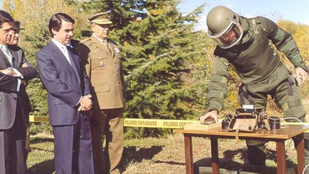 Aguado, desactivando la última mina junto al entonces presidente, José María Aznar, y el ministro de Defensa, Federico Trillo.