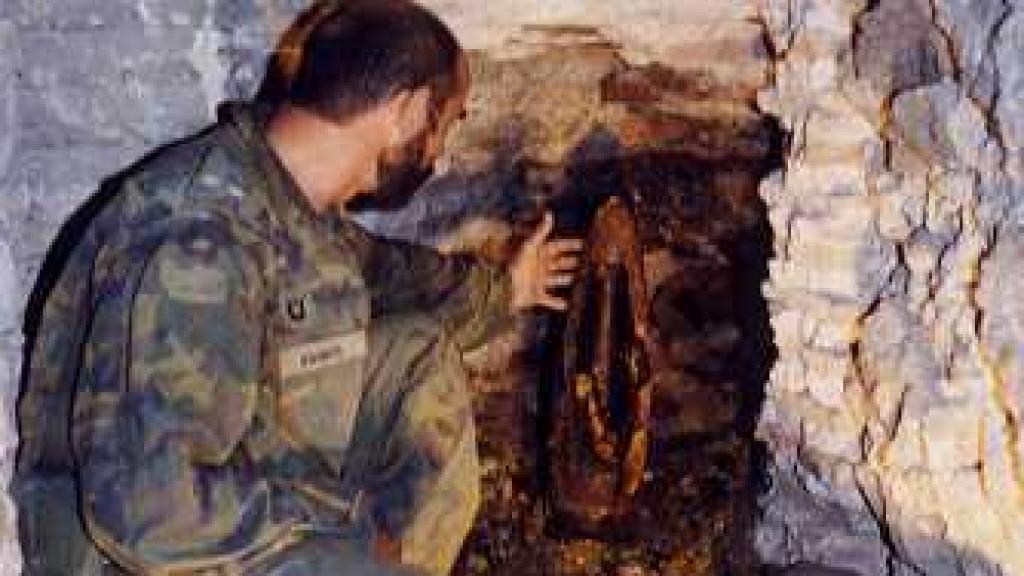 Aguado, junto al proyectil de la Guerra Civil en el Alcázar de Toledo.