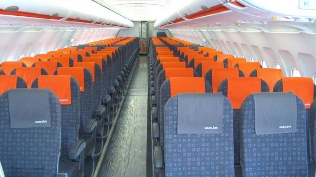 Cabina de un avión de Easyjet.