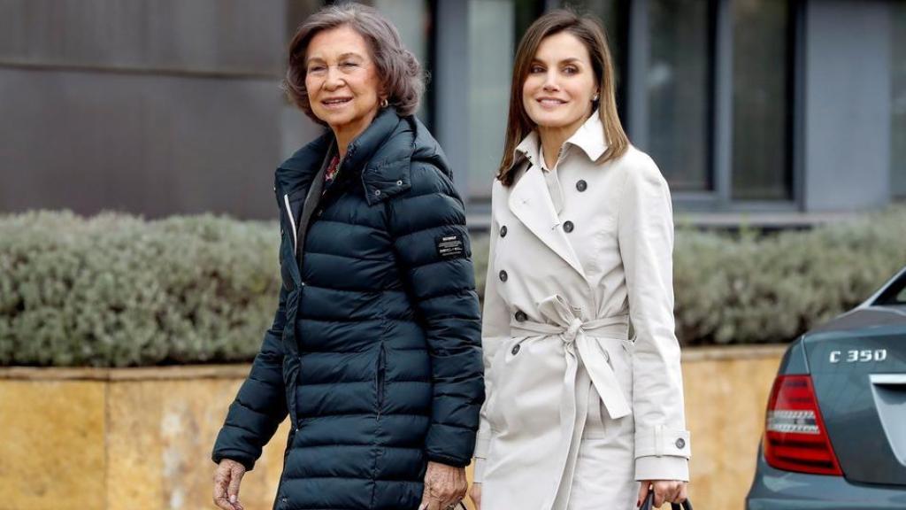 La reina Letizia junto a Sofía, reina emérita.