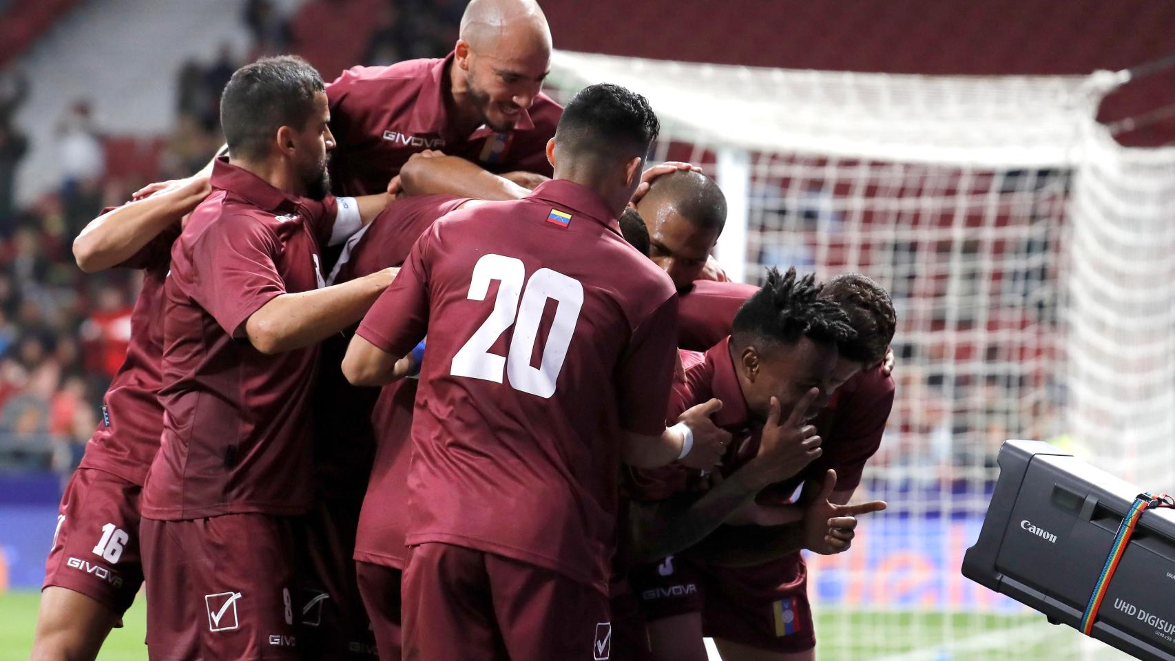 Los jugadores de Venezuela celebran un gol ante Argentina