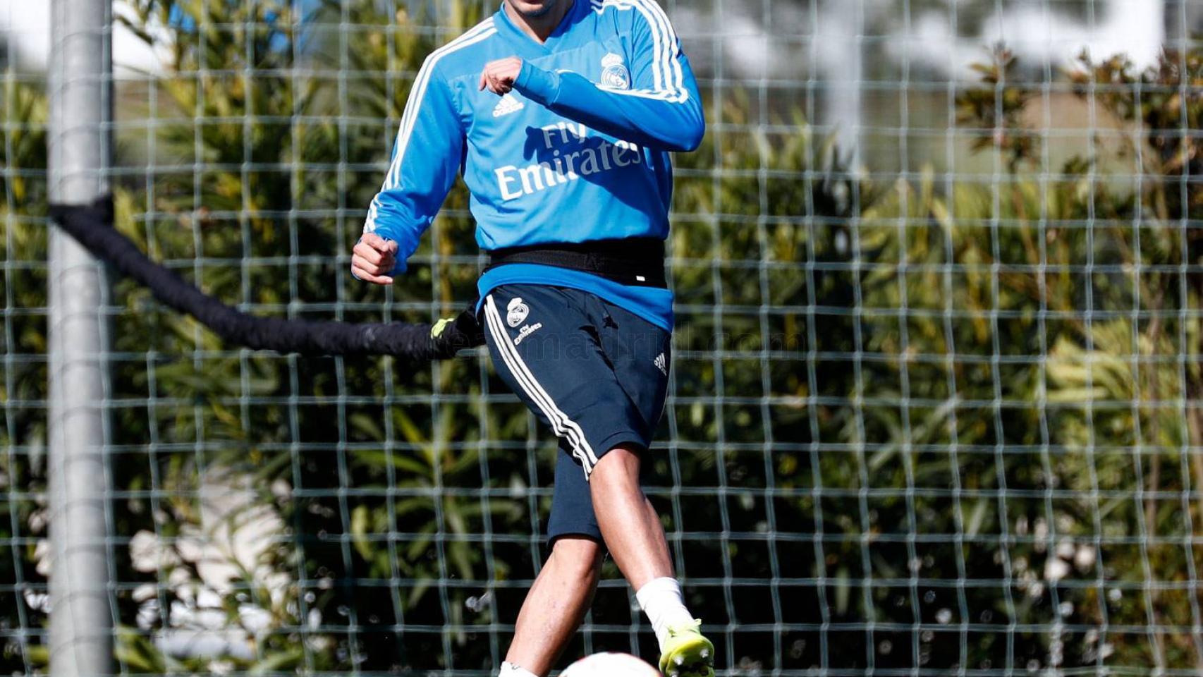 Lucas Vázquez se entrena en solitario en Valdebebas