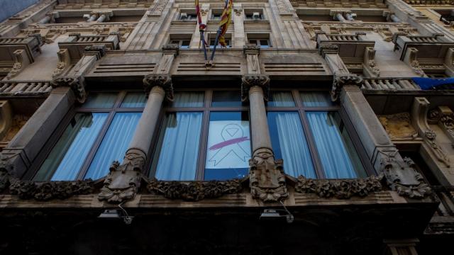 Vista de una de las ventanas de la fachada del edificio de la Consellería de Economía