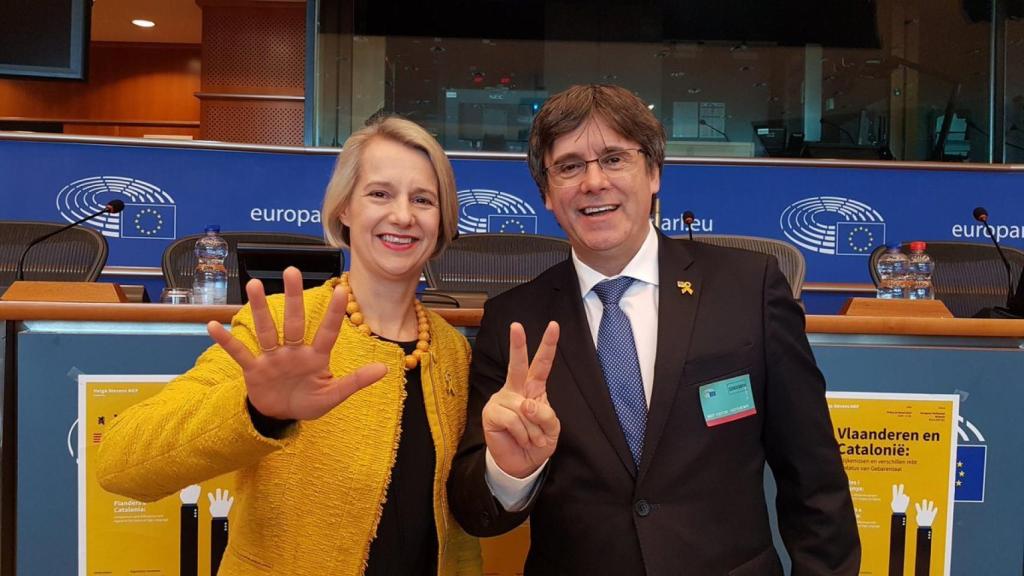 Carles Puigdemont y la eurodiputada Helga Stevens.