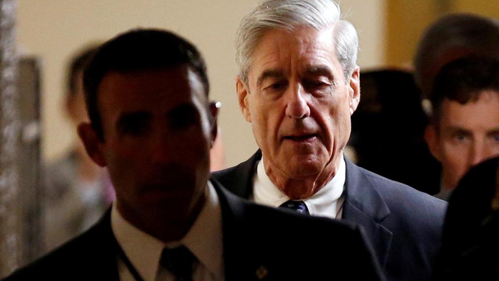 El abogado especial Mueller se retira tras informar a los miembros del Senado sobre su investigación en Washington.