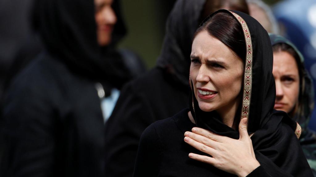 La primera ministra neozelandesa, Jacinda Ardern, con traje y velo negro.