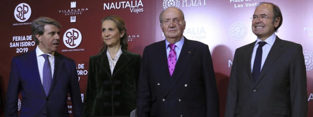 De izquierda a derecha: Ángel Garrido, la Infanta Elena, Juan carlos I y Pio García-Escudero, a su llegada a Las Ventas