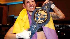La boxeadora Miriam Gutiérrez celebra su victoria en el campeonato de Europa de peso ligero, tras derrotar a Samantha Smith