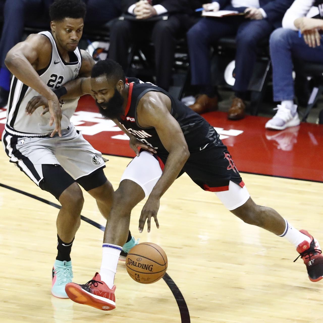 James Harden trata de anotar ante la presión de Rudy Gay en el Houston Rockets - San Antonio Spurs de la NBA