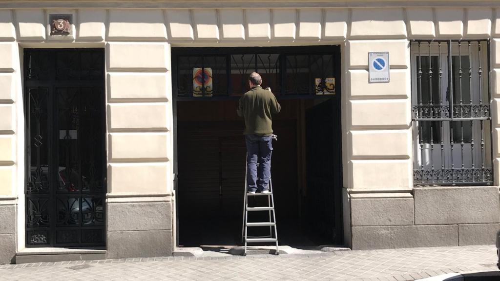 Un portero trabaja en la calle madrileña de O'Donnell.