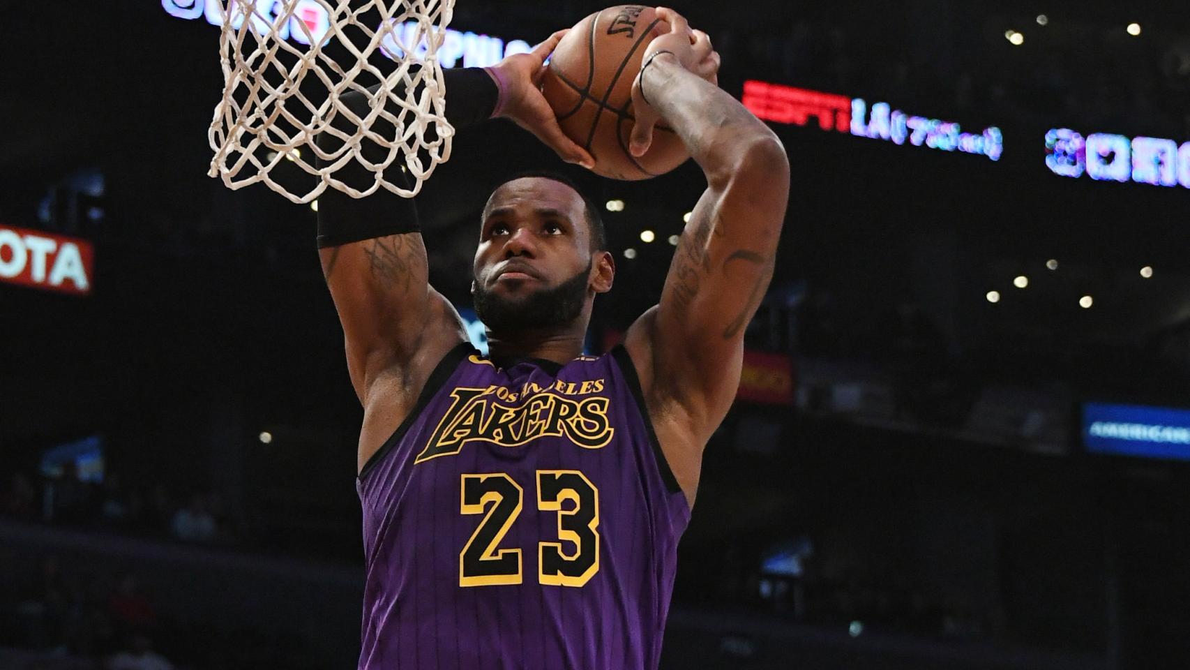 LeBron James realiza un mate ante Jared Dudley en el partido entre Los Angelea Lakers y los Brooklyn Nets de la NBA