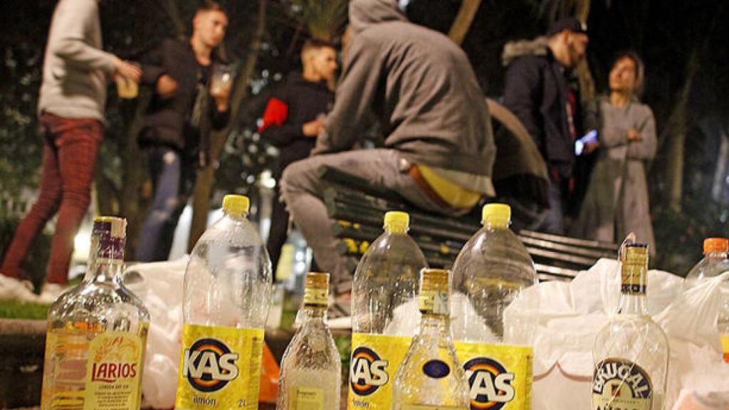 Un grupo de jóvenes hace botellón en un parque madrileño.