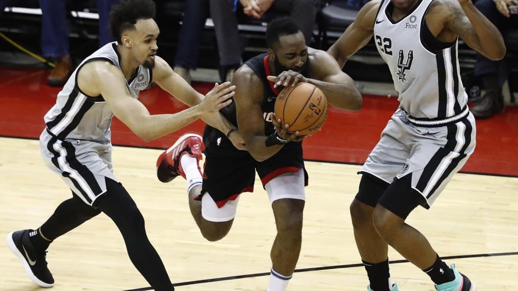 James Harden entra a canasta entre Rudy Gay y Derrick White en el Houston Rockets - San Antonio Spurs de la NBA