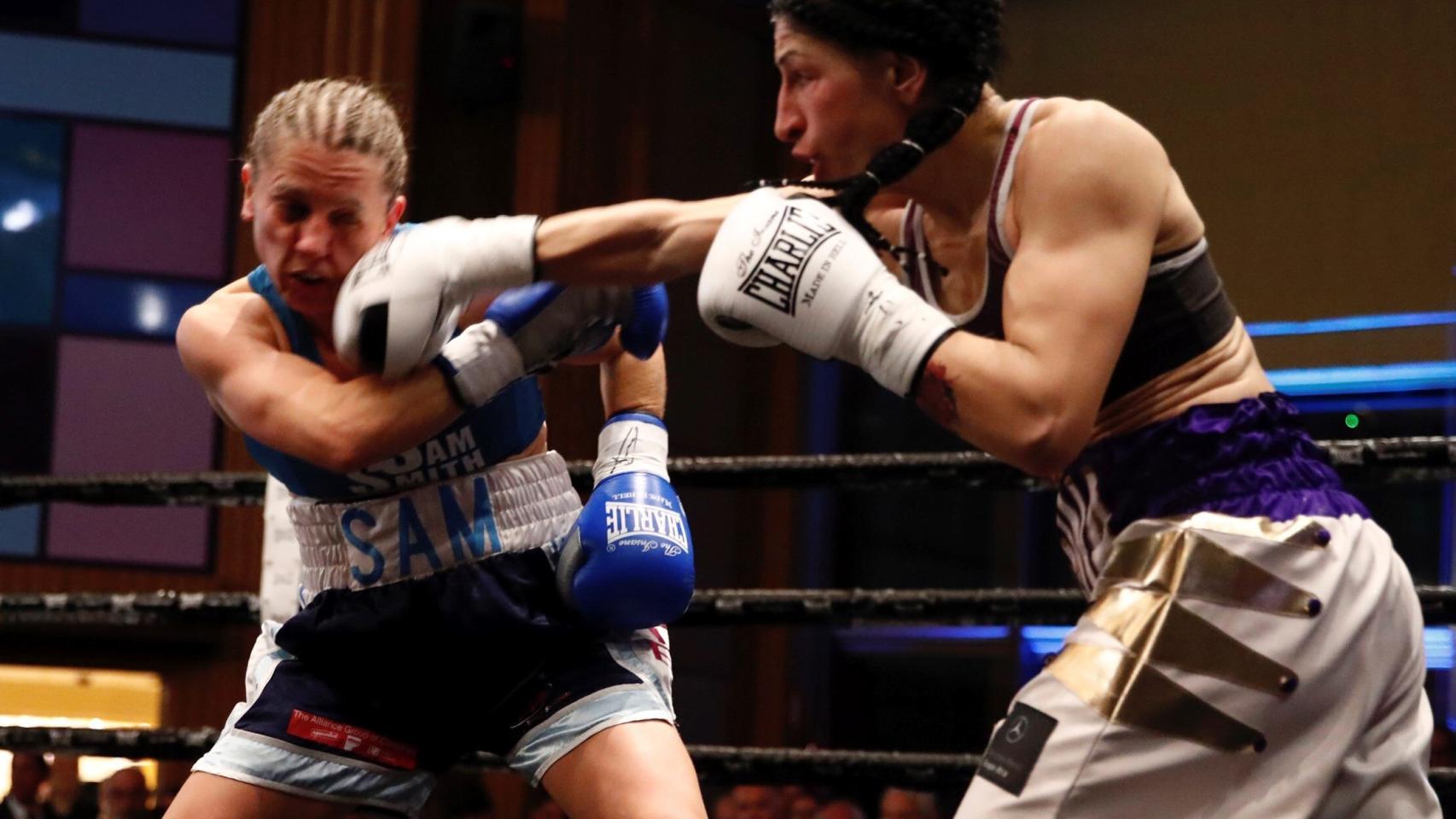 Miriam Gutiérrez asesta un golpe a Samantha Smith en el combate de boxeo por el Campeonato de Europa de peso ligero