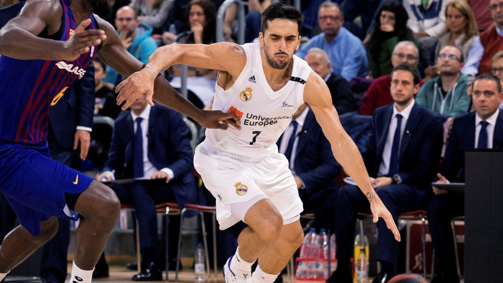 Campazzo defiende la bola ante Singleton