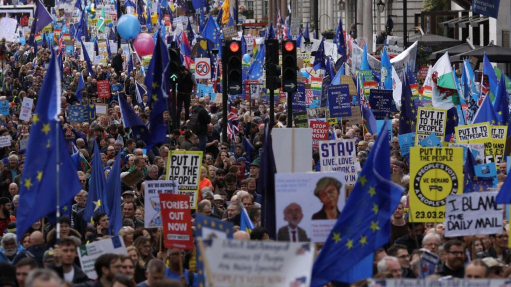 Miles de personas abarrotan las calles de Londres en contra del 'brexit'.