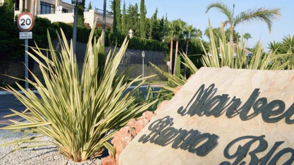 Entrada  de la urbanización Sierra Blanca de Marbella.