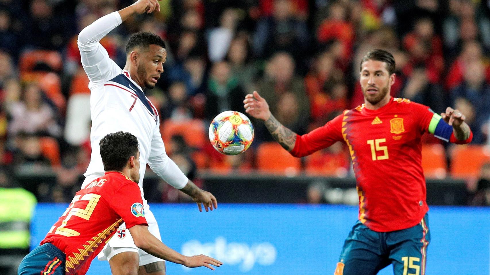 Sergio Ramos disputa el balón ante Joshua King