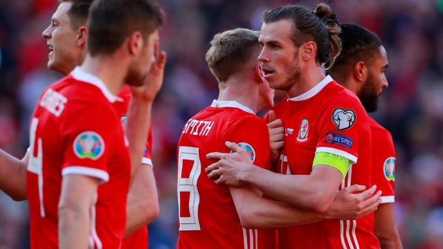 Bale celebra un gol con Gales