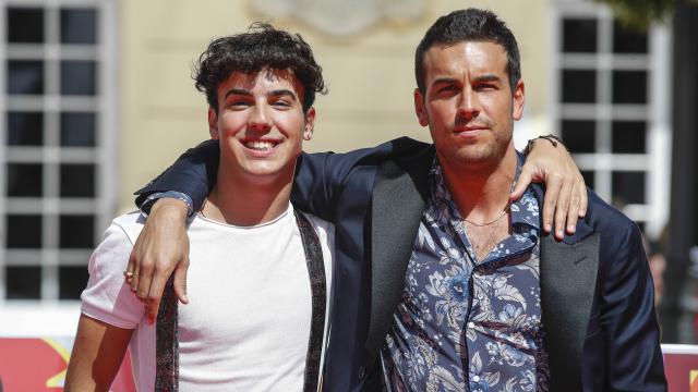 Óscar y Mario Casas posando ante los medios en el Festival de cine de Málaga.