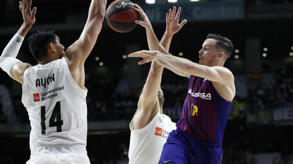 Heurtel ante Ayón en el Real Madrid - Barcelona Lassa de la Liga Endesa