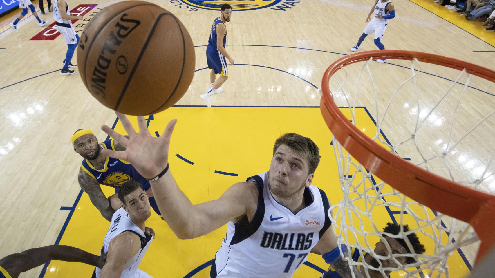 Luka Doncic encesta ante los Golden State Warriors