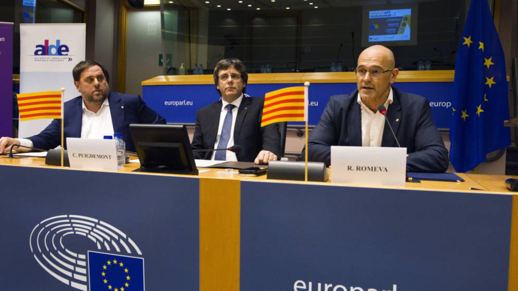 Junqueras, Pugidemont y Romeva durante una conferencia en Bruselas