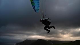 Parapente en la tormenta. Dean Lewis. AAP/EPA/EFE