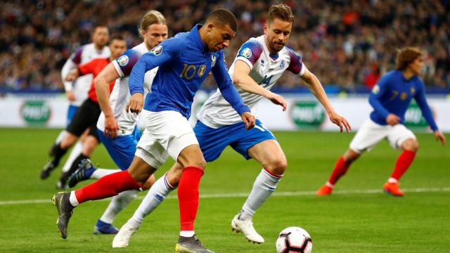 Mbappé en el duelo ante Islandia