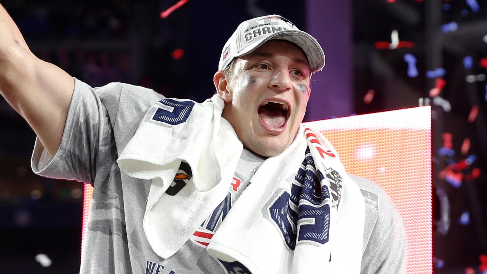 Rob Gronkowski levanta el trofeo de la Super Bowl