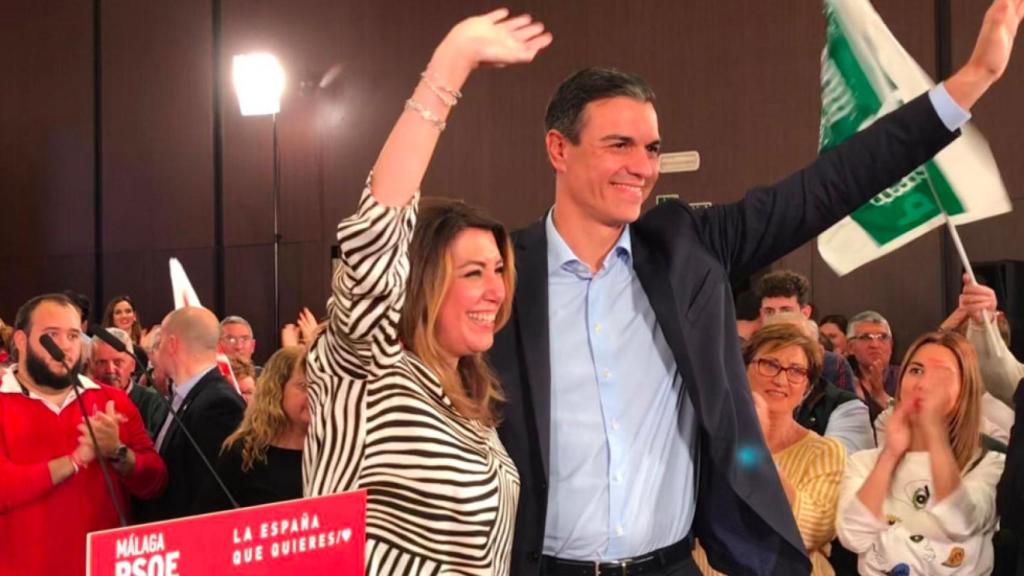 Susana Díaz y Pedro Sánchez saludan a los asistentes al mitin de Málaga de este lunes.