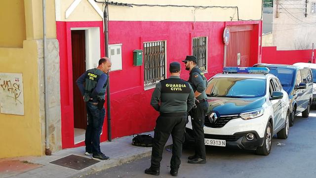 El domicilio, anejo al supermercado, donde han ocurrido los hechos.