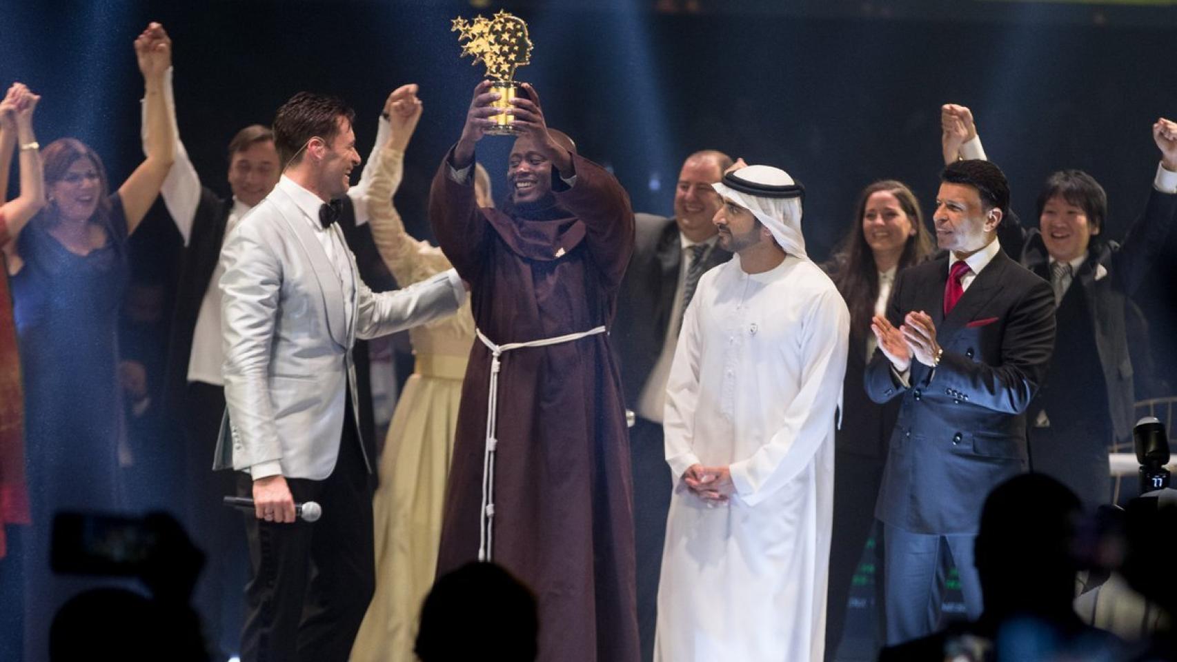 Peter Tabichi recogiendo el galardón en la gala