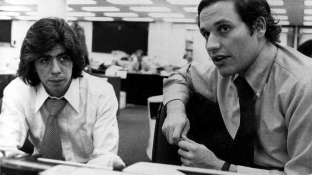 Carl Bernstein a la izquierda  y Robert Woodward a la derecha, periodistas del Washington Post