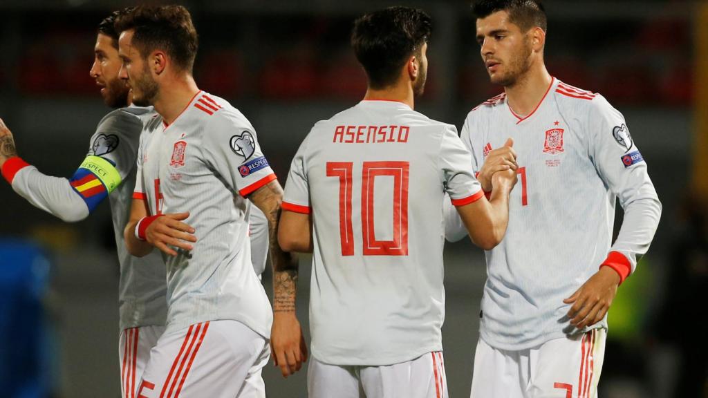 Los jugadores de España celebran uno de los dos goles