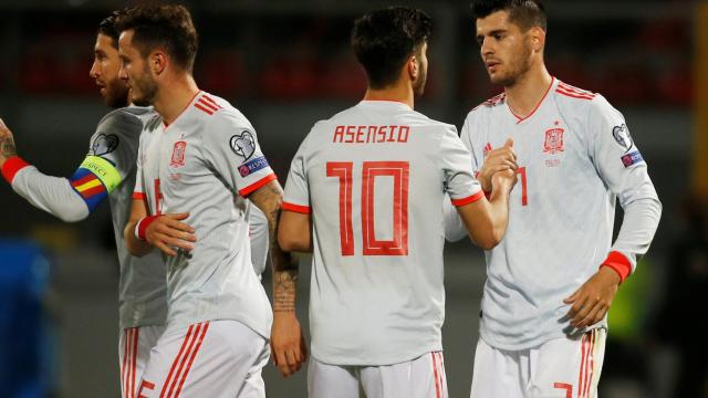 Los jugadores de España celebran uno de los dos goles