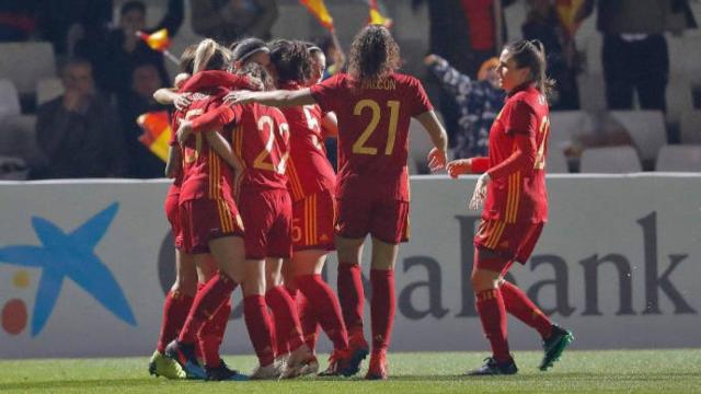 Alba Redondo celebra su primer gol con España. Foto: @AFerrer_10