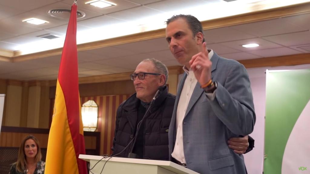 Javier Ortega Smith, número dos de Vox, propone una medalla para quien mate a un ladrón, junto a Remigio, en Martos (Jaén).