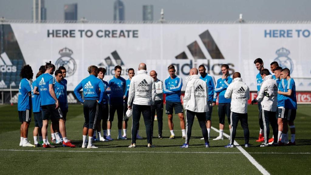 Zidane da una charla previa al entrenamiento del Real Madrid