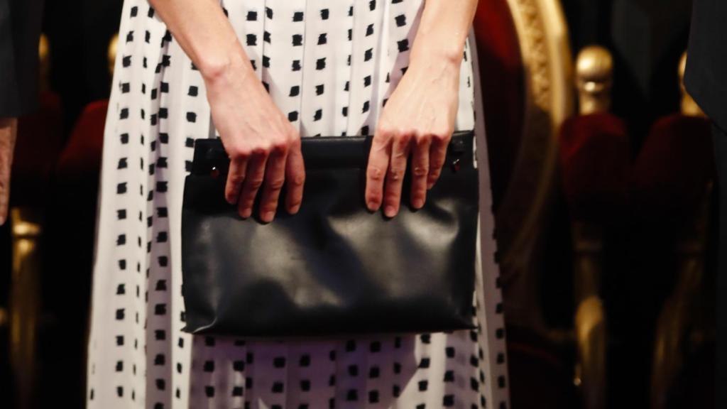 Letizia ha lucido esta cartera de Loewe de 990 euros.