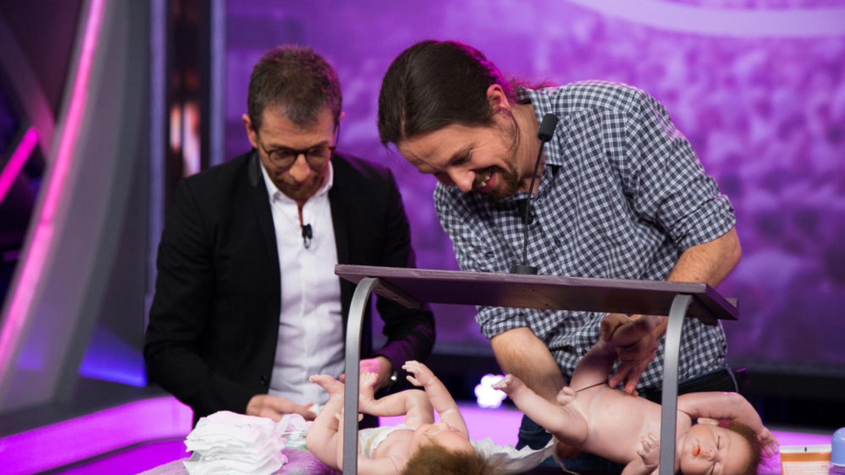 Pablo Motos pone a cambiar pañales a Pablo Iglesias en 'El Hormiguero'