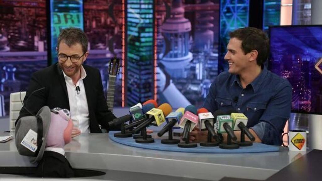 Albert Rivera junto a Motos en 'El Hormiguero'.