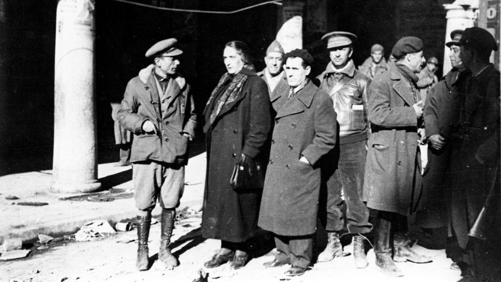 El ministro comunista Vicente Uribe y Dolores Ibárruri durante una visita al frente en Teruel en enero de 1938.