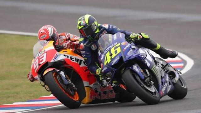 Marc Márquez y Valentino Rossi durante el último gran premio