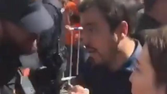 Alberto Garzón en la concentración de los trabajadores de Alcoa frente al Congreso.