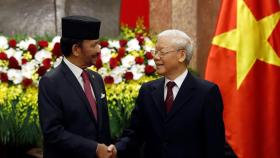 El Sultán de Brunei, Hassanal Bolkiah, con el presidente de Vietnam, Nguyen Phu Trong, en Hanoi.